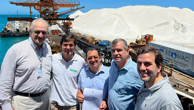 Imagem 1 -  CODERN faz entrega oficial do Porto Ilha de Areia Branca ao grupo Intersal. O TERSAB (Porto Ilha de Areia Branca) era o único Terminal do Brasil ainda operado pelo Poder Público, sendo necessário anualmente aportes financeiros dos cofres públicos para reparos e ampliação. Com o arrendamento, recebe uma série de investimentos e modernização em sua infraestrutura.   O TERSAB passa a se chamar TSI (Terminal Salineiro Intersal). Até então se chamava de Porto Ilha, por onde é escoado quase toda a produção de sal do Rio Grande do Norte, algo em torno de 6 milhões de toneladas de sal ao ano, para a indústria química do Brasil para outros países, em especial para o uso o sal marinho para degelo, como o leste dos Estados Unidos da América.