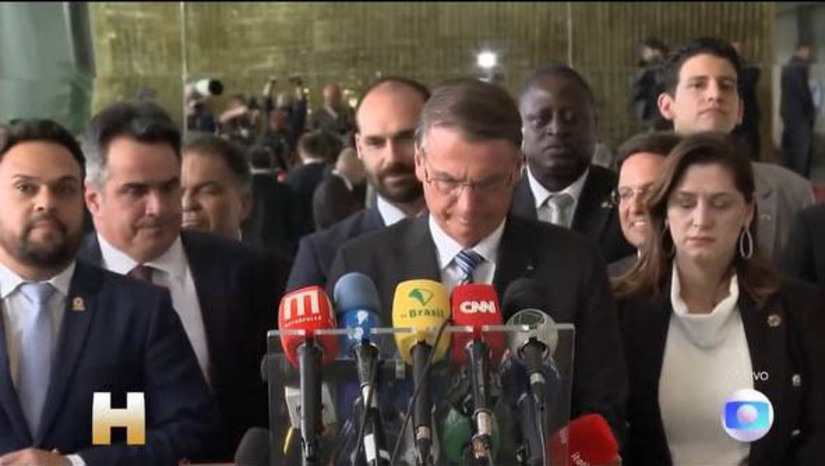 Imagem 1 -  Bolsonaro reconhece derrota e critica movimento de seus eleitores fechando estradas. Para o presidente Bolsonaro, quem causa baderna é a turma da esquerda. Após ler o texto rápido, Bolsonaro saiu com seus ministros, ficando apenas Ciro Nogueira para dizer que quinta-feira que vem vai iniciar a transição de governo com a presidente do PT Gleisi Hoffmann.