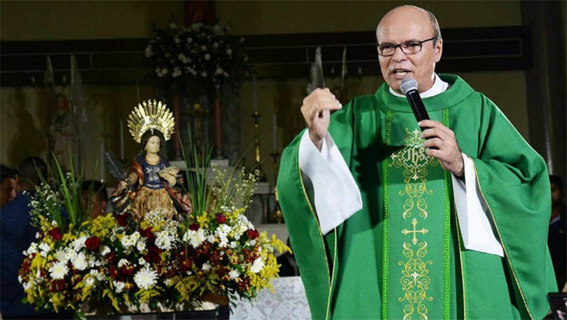 Imagem 1 - Festa de Santa Luzia 2022 será lançada neste sábado (5) durante a Feijoada da Luz. O evento será realizado a partir das 11h30, no Colégio Diocesano Santa Luzia, em Mossoró. Na ocasião, o coordenador da Festa e pároco da Catedral, Pe Flávio Augusto Forte Melo, trará detalhes da escolha do tema desta edição, que é “Coração ardente, pés a caminho”. As senhas podem ser adquiridas na secretaria da Catedral, horário comercial, ou no momento do evento, no valor de R$ 15. A Festa de Santa Luzia 2022 será de 1º a 13 de dezembro. Este ano, a procissão sairá da Paróquia de Nossa Senhora de Fátima, localizada no conjunto do Abolição II. Imagem 1 - Festa de Santa Luzia 2022 será lançada neste sábado (5) durante a Feijoada da Luz. O evento será realizado a partir das 11h30, no Colégio Diocesano Santa Luzia, em Mossoró. Na ocasião, o coordenador da Festa e pároco da Catedral, Pe Flávio Augusto Forte Melo, trará detalhes da escolha do tema desta edição, que é “Coração ardente, pés a caminho”. As senhas podem ser adquiridas na secretaria da Catedral, horário comercial, ou no momento do evento, no valor de R$ 15. A Festa de Santa Luzia 2022 será de 1º a 13 de dezembro. Este ano, a procissão sairá da Paróquia de Nossa Senhora de Fátima, localizada no conjunto do Abolição II.