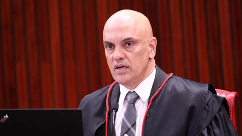 Imagem 1 - “As eleições acabaram, o segundo turno acabou democraticamente no último domingo (30)”. O presidente do TSE, ministro Alexandre de Moraes, fez um resumo do encerramento das Eleições 2022 e das próximas etapas, durante a sessão desta quinta-feira (3). Moraes enfatizou que “a democracia venceu novamente no Brasil” e parabenizou os servidores da Justiça Eleitoral em todo o país e, principalmente, “as eleitoras e os eleitores que, em sua maioria massacrante, são democratas, acreditam na democracia, acreditam no estado de direito, compareceram, votaram em seus candidatos e aceitaram democraticamente o resultado das eleições”. Imagem 1 - “As eleições acabaram, o segundo turno acabou democraticamente no último domingo (30)”. O presidente do TSE, ministro Alexandre de Moraes, fez um resumo do encerramento das Eleições 2022 e das próximas etapas, durante a sessão desta quinta-feira (3). Moraes enfatizou que “a democracia venceu novamente no Brasil” e parabenizou os servidores da Justiça Eleitoral em todo o país e, principalmente, “as eleitoras e os eleitores que, em sua maioria massacrante, são democratas, acreditam na democracia, acreditam no estado de direito, compareceram, votaram em seus candidatos e aceitaram democraticamente o resultado das eleições”.