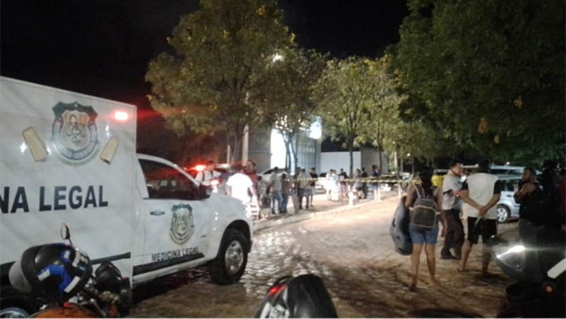 Imagem 1 - No ataque à tiros, outros dois jovens também foram baleados e foram socorridos para o Hospital Regional Tarcísio Maia. Ao que tudo indica, a vítima Adrielison José era o alvo dos atiradores. Ele tentou correr, mas foi alcançado e morto. Os assassinos teriam fugido num carro que estava dando cobertura Imagem 1 - No ataque à tiros, outros dois jovens também foram baleados e foram socorridos para o Hospital Regional Tarcísio Maia. Ao que tudo indica, a vítima Adrielison José era o alvo dos atiradores. Ele tentou correr, mas foi alcançado e morto. Os assassinos teriam fugido num carro que estava dando cobertura