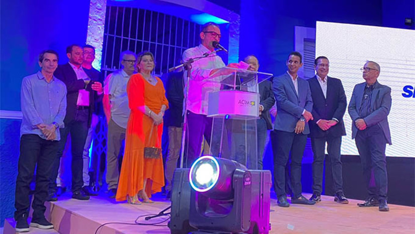 Imagem 1 -  O prefeito Allyson Bezerra, em seu discurso na solenidade de abertura da Ficro 2022, ressaltou que, em 2023, o município de vai fazer o maior e mais importante investimento em educação de sua história: climatizar todas as salas de aula e de professor das 97 escolas do município, melhorando assim as condições de aprendizado dos alunos e de ensino dos professores tanto da cidade como da zona rural; Neste ano de 2022, a Ficro destaca da castronomia regionial a Construção Civil