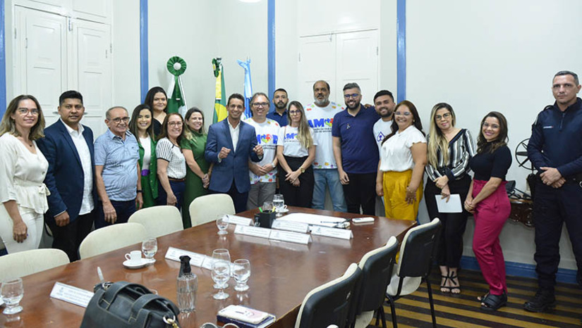 Imagem 1 - PMM e entidades se reúnem para elaboração de decreto que regulamenta lei que proíbe fogos ruidosos. A reunião, conduzida pelo prefeito Allyson Bezerra, aconteceu nesta quinta-feira (3), no Palácio da Resistência. O objetivo foi ouvir as sugestões apresentadas pelas entidades e anunciou para a próxima semana a publicação do decreto que regulamenta a Lei nº 3.942, de 28 de abril de 2022. Sancionada em maio deste ano, a lei, de autoria do vereador Cabo Tony Fernandes, veda o manuseio, a utilização, a queima e a soltura de fogos de estampidos e artifícios, assim como quaisquer artefatos pirotécnicos de efeito sonoro ruidoso na cidade. Imagem 1 - PMM e entidades se reúnem para elaboração de decreto que regulamenta lei que proíbe fogos ruidosos. A reunião, conduzida pelo prefeito Allyson Bezerra, aconteceu nesta quinta-feira (3), no Palácio da Resistência. O objetivo foi ouvir as sugestões apresentadas pelas entidades e anunciou para a próxima semana a publicação do decreto que regulamenta a Lei nº 3.942, de 28 de abril de 2022. Sancionada em maio deste ano, a lei, de autoria do vereador Cabo Tony Fernandes, veda o manuseio, a utilização, a queima e a soltura de fogos de estampidos e artifícios, assim como quaisquer artefatos pirotécnicos de efeito sonoro ruidoso na cidade.