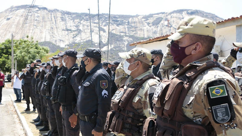 Imagem 1 -  Governo do RN propõe novos critérios para ingresso em corporações militares do Estado. A proposta, encaminhada para apreciação da ALRN, visa a revisão de critérios como altura mínima, idades mínimas e máximas, além do tipo de curso de graduação superior exigido. Para ingresso nos quadros de praças da Polícia Militar ou no Corpo de Bombeiros, por exemplo, o candidato aprovado em concurso público, que passar por curso de formação, deve ter entre 21 e 35 anos de idade e graduação em nível superior, nos graus bacharelado, licenciatura ou tecnólogo. Mesmas exigências são feitas para ingresso nos quadros de praças músicos, que precisarão ter comprovada habilitação técnica no instrumento exigido e, ainda, de praças de saúde, a quem também se exigirá comprovada habilitação técnica, acompanhada de registro no conselho profissional da categoria.