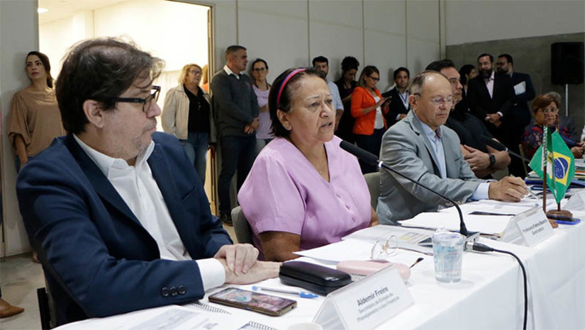 Imagem 1 -  Governo solicita aos parlamentares federais do RN emendas para investimento em saúde e estradas. Em reunião do Centro de Convenções de Natal, Fátima solicitou aos deputados federais e senadores a inclusão de emendas coletivas prioritariamente para investimentos nas duas áreas. Para a saúde, a governadora enfatizou a importância da construção de um novo hospital de traumas para atender a região metropolitana de Natal. Quanto às estradas, diante da grande necessidade de reconstrução e ampliação da malha viária do Estado, Fátima apresentou estudos elaborados pela Secretaria de Estado da Infraestrutura (SIN) que preveem aplicação de R$ 1,150 bilhão na recuperação, conservação e abertura de novos trechos rodoviários.
