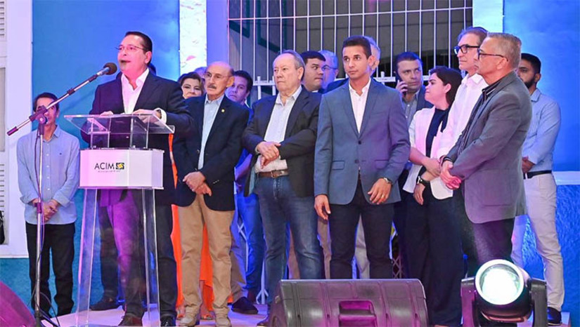 Imagem 1 -  Presidente da ALRN  afirma que a Ficro se consolidou como uma vitrine para as empresas no Estado. “São 34 anos de bons negócios. Pelo que ouvi das lideranças empresariais e constatei ao vislumbrar a participação dos expositores a expectativa de que essa seja uma das maiores edições do evento vai se confirmar”, disse Ezequiel Ferreira, que participou da abertura do evento na noite desta quinta-feira (3), em Mossoró. A edição 2022 marca o retorno 100% presencial do evento, desde a pandemia de Covid-19.