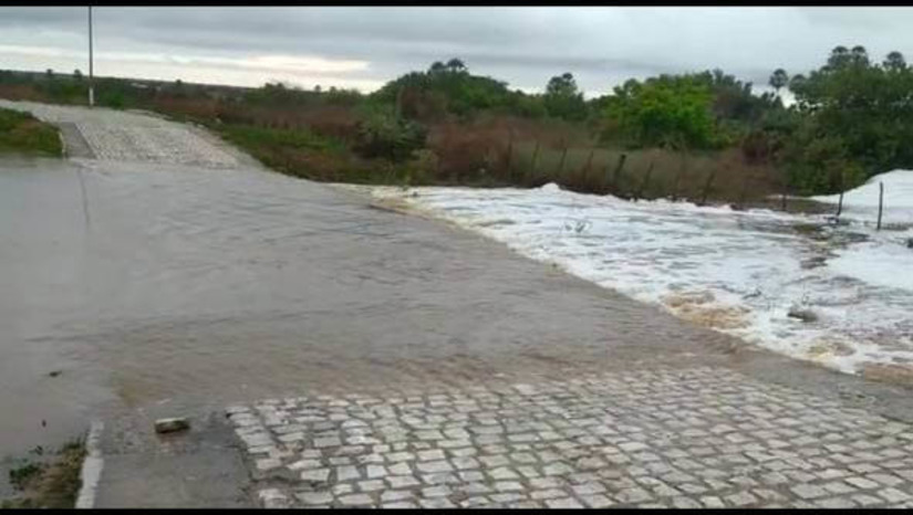 Imagem 1 -  Severiano Melo registra 105 mm de chuva neste final de semana; maior volume acumulado do RN. O dado foi registrado entre às 7h de domingo (6) e 7h desta segunda-feira (7), por meio do monitoramento da Empresa de Pesquisa Agropecuária do Rio Grande do Norte (Emparn). No município, açudes chegaram a sangrar com as precipitações. Jailza de Brito, moradora de Severiano Melo, em contato com o MOSSORÓ HOJE, informou que a chuva durou a noite toda e que o tempo segue “fechado”. A expectativa é de mais chuva para esta segunda-feira. Na região, o município foi seguido por Almino Afonso (73 mm), Luís Gomes (68.4 mm), Venha Ver (59.6 mm), José da Penha (57 mm), entre outras 17 cidades, segundo a Emparn.