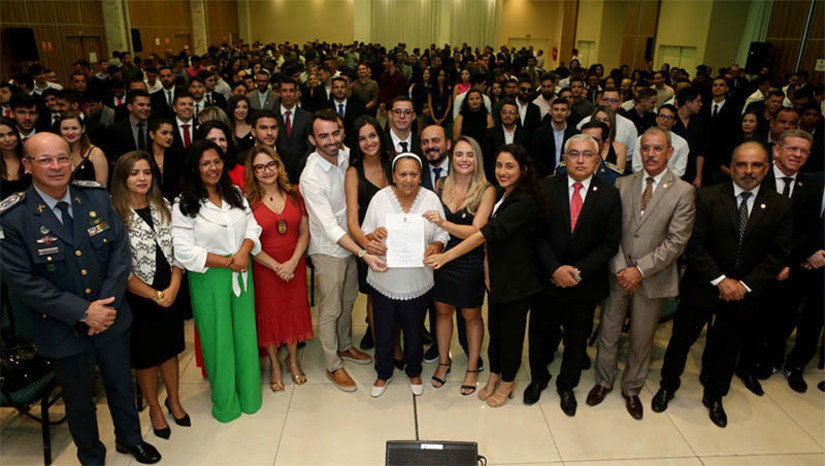 Imagem 1 - Governo do RN empossa 333 policiais civis, entre delegados, escrivães e agentes. A cerimônia de posse aconteceu nesta segunda-feira (7), no auditório do Holiday Inn, em Natal. Os novos servidores foram aprovados no concurso público que teve edital publicado em 25 de novembro de 2020. “A chegada de vocês vai possibilitar que a gente avance ainda mais na reestruturação, expansão e reconhecimento da polícia”, disse Fátima Bezerra durante a solenidade, destacando, ainda, a importância de aumentar o quadro de profissionais de segurança pública efetivos. Imagem 1 - Governo do RN empossa 333 policiais civis, entre delegados, escrivães e agentes. A cerimônia de posse aconteceu nesta segunda-feira (7), no auditório do Holiday Inn, em Natal. Os novos servidores foram aprovados no concurso público que teve edital publicado em 25 de novembro de 2020. “A chegada de vocês vai possibilitar que a gente avance ainda mais na reestruturação, expansão e reconhecimento da polícia”, disse Fátima Bezerra durante a solenidade, destacando, ainda, a importância de aumentar o quadro de profissionais de segurança pública efetivos.