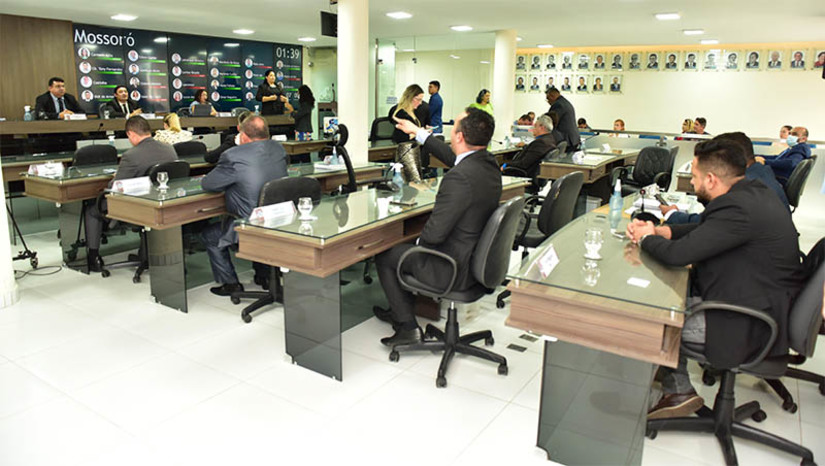 Imagem 1 -  Projeto da LOA segue para a Comissão de Orçamento da Câmara com 293 emendas. O PL foi despachado nesta terça-feira (8). De autoria dos 23 vereadores e vereadoras, as emendas propõem novas ações e aperfeiçoam outras já previstas na Lei Orçamentária Anual. Do total, cerca de 200 são emendas impositivas – de execução obrigatória pela Prefeitura. Agora, cabe à Comissão de Orçamento, Finanças e Contabilidade analisá-las e decidir se todas serão acatadas.