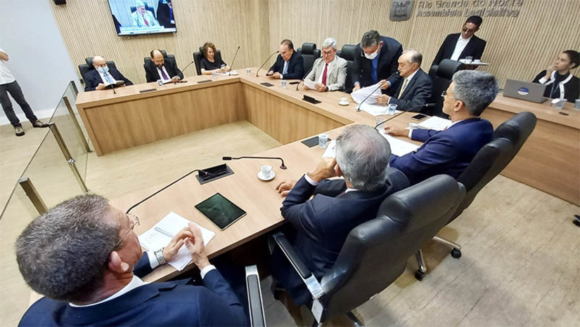 Imagem 1 - Relator do orçamento para 2023, Getúlio Rego propõe emendas coletivas para zerar fila da cirurgia vascular no RN. O deputado foi confirmado como relator do orçamento pelo presidente da Comissão de Finanças e Fiscalização da Assembleia Legislativa, deputado Tomba Farias (PSDB). Ele, que também é médico, alertou que já há relatos de potiguares que morreram aguardando cirurgia. "Poderíamos aproveitar a tramitação do projeto do Orçamento para solicitar informações junto a Secretaria de Saúde, sobre o represamento na fila da regulação para cirurgias vasculares. Seria uma oportunidade para tomarmos conhecimento da real fila represada para que a gente possa, de forma convergente, alocar recursos para resolução dessa questão", sugeriu. Imagem 1 - Relator do orçamento para 2023, Getúlio Rego propõe emendas coletivas para zerar fila da cirurgia vascular no RN. O deputado foi confirmado como relator do orçamento pelo presidente da Comissão de Finanças e Fiscalização da Assembleia Legislativa, deputado Tomba Farias (PSDB). Ele, que também é médico, alertou que já há relatos de potiguares que morreram aguardando cirurgia. "Poderíamos aproveitar a tramitação do projeto do Orçamento para solicitar informações junto a Secretaria de Saúde, sobre o represamento na fila da regulação para cirurgias vasculares. Seria uma oportunidade para tomarmos conhecimento da real fila represada para que a gente possa, de forma convergente, alocar recursos para resolução dessa questão", sugeriu.