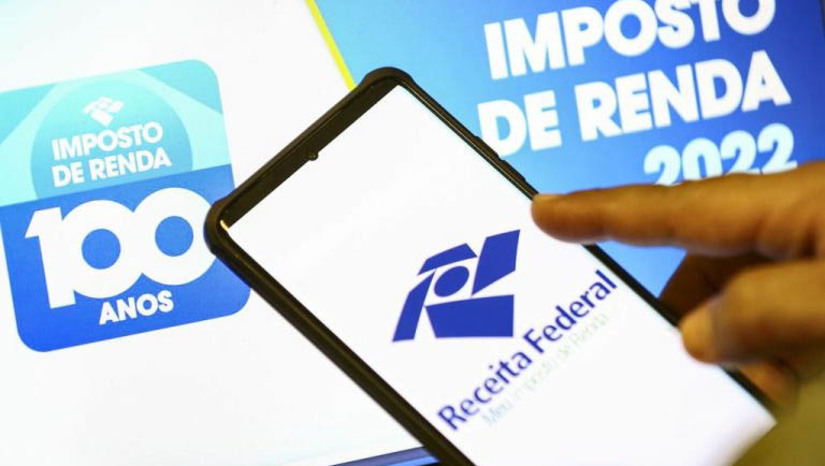 Imagem 1 - Correção da tabela do Imposto de Renda já é alvo de diversos projetos em tramitação na Câmara. O tema é uma das principais promessas de campanha do presidente eleito Luiz Inácio Lula da Silva. A maioria dos projetos que já estão tramitando entre os deputados, propõe o reajuste da tabela e das deduções em vigor, elevando o limite de isenção do tributo. O último reajuste da tabela do IR ocorreu em 2015 (Lei 13.149/15). Durante a campanha eleitoral, Lula prometeu isentar do pagamento de IR quem ganha até R$ 5 mil por mês. Hoje é isento quem recebe até R$ 1.903,98. Imagem 1 - Correção da tabela do Imposto de Renda já é alvo de diversos projetos em tramitação na Câmara. O tema é uma das principais promessas de campanha do presidente eleito Luiz Inácio Lula da Silva. A maioria dos projetos que já estão tramitando entre os deputados, propõe o reajuste da tabela e das deduções em vigor, elevando o limite de isenção do tributo. O último reajuste da tabela do IR ocorreu em 2015 (Lei 13.149/15). Durante a campanha eleitoral, Lula prometeu isentar do pagamento de IR quem ganha até R$ 5 mil por mês. Hoje é isento quem recebe até R$ 1.903,98.