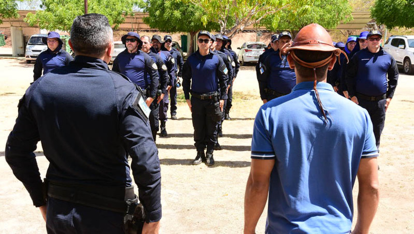 Imagem 1 - Vereadores aprovam PL que garante progressão funcional na carreira da Guarda Civil de Mossoró. A proposta, de autoria do executivo e aprovada de forma unânime na Câmara, nesta quarta-feira (9), reconhece Especialização, Mestrado e Doutorado para progressão da carreira. A iniciativa, segundo a Prefeitura, valoriza ainda mais a categoria e amplia a justiça à importância dos profissionais para o município. “Além da necessidade de capacitação e de modernização da GCM com novos conhecimentos, é preciso também que a instituição seja atrativa e retenha os profissionais que já fazem parte de seus quadros funcionais”, diz a justificativa do projeto, que segue à Prefeitura para sanção. Imagem 1 - Vereadores aprovam PL que garante progressão funcional na carreira da Guarda Civil de Mossoró. A proposta, de autoria do executivo e aprovada de forma unânime na Câmara, nesta quarta-feira (9), reconhece Especialização, Mestrado e Doutorado para progressão da carreira. A iniciativa, segundo a Prefeitura, valoriza ainda mais a categoria e amplia a justiça à importância dos profissionais para o município. “Além da necessidade de capacitação e de modernização da GCM com novos conhecimentos, é preciso também que a instituição seja atrativa e retenha os profissionais que já fazem parte de seus quadros funcionais”, diz a justificativa do projeto, que segue à Prefeitura para sanção.