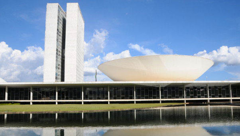 Imagem 1 -  Deputados aprovam PL que aumenta as penas de crimes sexuais contra crianças e adolescentes. Trata-se do Projeto de Lei 1776/15, de autoria dos deputados Paulo Freire Costa (PL-SP) e Clarissa Garotinho (União-RJ). O projeto foi aprovado na forma de um substitutivo do relator, deputado Charlles Evangelista (PP-MG). Pelo texto, o condenado por crimes mais graves dessa natureza, previstos no Código Penal ou no Estatuto da Criança e do Adolescente (ECA), não terá direito à saída temporária, passível de concessão para presos com bom comportamento. O projeto também aumentou o número de crimes contra esse público que é considerado hediondo. A proposta será enviada ao Senado.