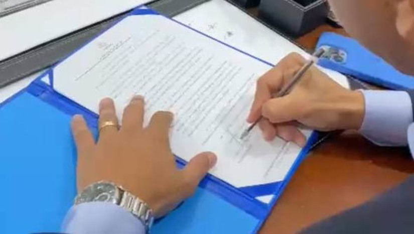 Imagem 1 - Allyson assina decreto que regulamenta a proibição de fogos ruidosos em Mossoró. O documento foi assinado na manhã desta quinta-feira (9), no Salão dos Grande Atos do Palácio da Resistência. O ato foi acompanhado por secretários, vereadores e representantes de diversas entidades ligadas à causa animal, idosos, autistas e outros. Na semana passado o prefeito Allyson Bezerra já havia reunido as entidades para discutir, de forma conjunta, a elaboração do decreto que regulamenta a Lei nº 3.942, de 28 de abril de 2022, de autoria do vereador Tony Fernandes. Imagem 1 - Allyson assina decreto que regulamenta a proibição de fogos ruidosos em Mossoró. O documento foi assinado na manhã desta quinta-feira (9), no Salão dos Grande Atos do Palácio da Resistência. O ato foi acompanhado por secretários, vereadores e representantes de diversas entidades ligadas à causa animal, idosos, autistas e outros. Na semana passado o prefeito Allyson Bezerra já havia reunido as entidades para discutir, de forma conjunta, a elaboração do decreto que regulamenta a Lei nº 3.942, de 28 de abril de 2022, de autoria do vereador Tony Fernandes.