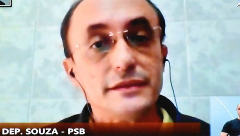 Imagem 1 - Em seu discurso, Souza chamou atenção do Governo do Estado para que reveja o decreto que tornou Área de Preservação Ambiental (APA) a região litorânea do Porto do Mangue. Ele afirmou que o decreto do então Governo Robinson Faria não discutiu com os municípios e envolveu a área urbana do município de Porto do Mangue, impedindo agora, a possível implantação de um porto graneleiro. Imagem 1 - Em seu discurso, Souza chamou atenção do Governo do Estado para que reveja o decreto que tornou Área de Preservação Ambiental (APA) a região litorânea do Porto do Mangue. Ele afirmou que o decreto do então Governo Robinson Faria não discutiu com os municípios e envolveu a área urbana do município de Porto do Mangue, impedindo agora, a possível implantação de um porto graneleiro.