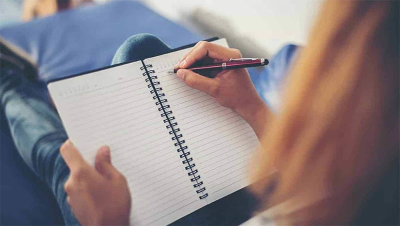 Imagem 1 -  Inep disponibiliza Cartilha do Participante para a redação do Enem 2022. O manual tem por objetivo ajudar os estudantes na elaboração textual da única parte dissertativa do Exame. A cartilha traz exemplos de redações nota 1.000 da última edição do exame, com comentários que analisam as escolhas textuais.  O exemplar também esclarece como deve ser a estrutura da redação e informa qual é a metodologia da correção da prova. O material está disponível para download nos sites do MEC e do Inep.