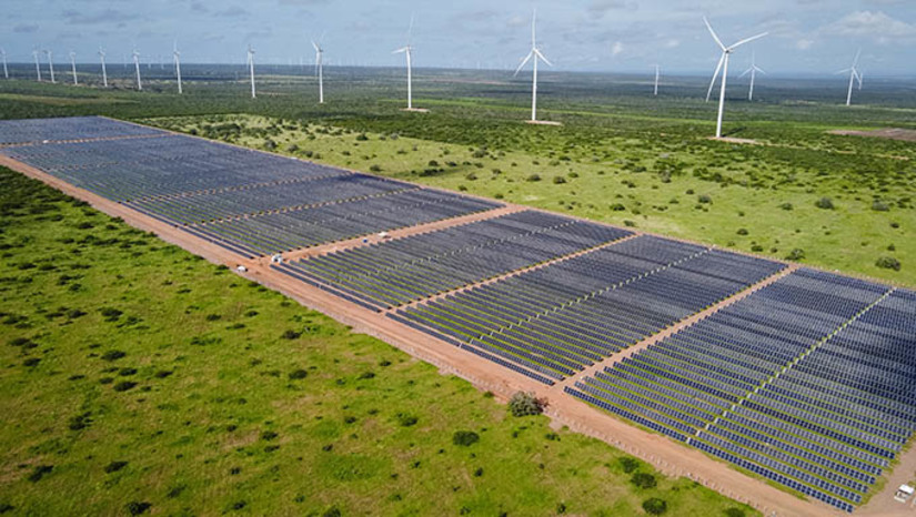 Imagem 1 -  Usinas do complexo Serra Branca reforçam pioneirismo do Rio Grande do Norte na transição energética. As plantas solares Serra do Mel 1 e 2, somam 320 MW de capacidade instalada e fazem parte do maior cluster da companhia no mundo, que possui potencial de 2,4 GW e conta com diversas usinas em operação e centenas de megawatts de projetos em desenvolvimento. Em outubro, quando as usinas solares atingiram 100% de operação comercial, a Voltalia alcançou o marco de mais de 1 GW em operação no Rio Grande do Norte.