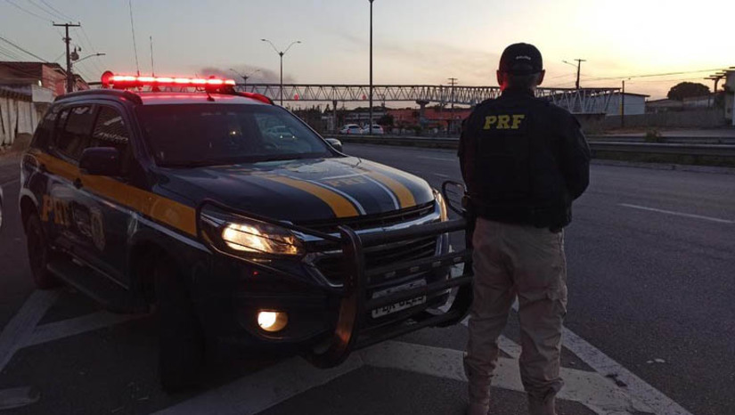 Imagem 1 - PRF inicia Operação Proclamação da República e orienta condutores para uma viagem segura. Desta sexta-feira (11) até a próxima terça-feira (11), será reforçado o policiamento ostensivo preventivo em locais e horários de maior incidência de acidentes graves e de criminalidade, de acordo com as estatísticas. Devido ao feriado prolongado, o que aumenta o fluxo de veículos nas rodovias, a instituição irá direcionar ações de policiamento e fiscalização com foco na segurança viária, em especial na prevenção e redução da gravidade dos acidentes de trânsito, bem como intensificar o enfrentamento à criminalidade no período. Imagem 1 - PRF inicia Operação Proclamação da República e orienta condutores para uma viagem segura. Desta sexta-feira (11) até a próxima terça-feira (11), será reforçado o policiamento ostensivo preventivo em locais e horários de maior incidência de acidentes graves e de criminalidade, de acordo com as estatísticas. Devido ao feriado prolongado, o que aumenta o fluxo de veículos nas rodovias, a instituição irá direcionar ações de policiamento e fiscalização com foco na segurança viária, em especial na prevenção e redução da gravidade dos acidentes de trânsito, bem como intensificar o enfrentamento à criminalidade no período.
