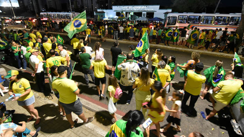 Imagem 1 - Prefeitura e Estado devem garantir trafegabilidade em avenida de Natal ocupada por manifestantes. A recomendação do MPRN, seguindo determinação do STF, foi publicada na edição do DOE desta sexta-feira (11) e deve ser cumprida no prazo de 48 horas. A avenida Hermes da Fonseca e ruas adjacentes, nas proximidades do 16º Batalhão de Infantaria Motorizada do Exército, em Natal, têm sido palco de manifestações políticas nos últimos dias, com a ocupação da via pública e interrupção do trânsito em alguns horários. A recomendação conjunta é assinada pela Procuradoria-Geral de Justiça e pelas 19ª, 28ª e 49ª Promotorias de Justiça de Natal. Imagem 1 - Prefeitura e Estado devem garantir trafegabilidade em avenida de Natal ocupada por manifestantes. A recomendação do MPRN, seguindo determinação do STF, foi publicada na edição do DOE desta sexta-feira (11) e deve ser cumprida no prazo de 48 horas. A avenida Hermes da Fonseca e ruas adjacentes, nas proximidades do 16º Batalhão de Infantaria Motorizada do Exército, em Natal, têm sido palco de manifestações políticas nos últimos dias, com a ocupação da via pública e interrupção do trânsito em alguns horários. A recomendação conjunta é assinada pela Procuradoria-Geral de Justiça e pelas 19ª, 28ª e 49ª Promotorias de Justiça de Natal.