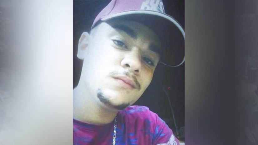 Imagem 1 - Jovem de 20 anos morre no HRTM após ser baleado no bairro Vingt Rosado, em Mossoró. O caso aconteceu por volta das 15h30 desta quinta-feira (10). Antônio Victor Queiroz, de 20 anos, estava pintando uma casa, na companhia de outro homem, quando ambos foram surpreendidos por suspeitos armados, que atiraram contra eles. Os dois foram feridos e socorridos para o Hospital Regional Tarcísio Maia. À noite, Victor acabou não resistindo. O estado de saúde da outra vítima é desconhecido. A Polícia Civil vai investigar o caso. Imagem 1 - Jovem de 20 anos morre no HRTM após ser baleado no bairro Vingt Rosado, em Mossoró. O caso aconteceu por volta das 15h30 desta quinta-feira (10). Antônio Victor Queiroz, de 20 anos, estava pintando uma casa, na companhia de outro homem, quando ambos foram surpreendidos por suspeitos armados, que atiraram contra eles. Os dois foram feridos e socorridos para o Hospital Regional Tarcísio Maia. À noite, Victor acabou não resistindo. O estado de saúde da outra vítima é desconhecido. A Polícia Civil vai investigar o caso.