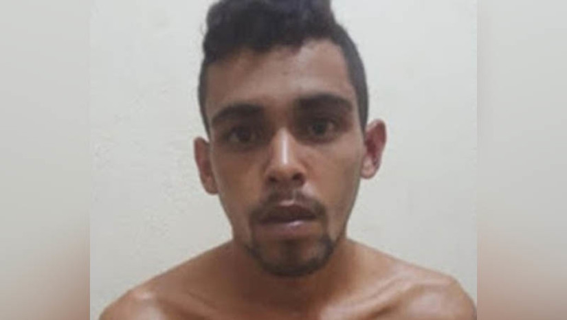 Imagem 1 - Ex-presidiário baleado na BR 304, em Mossoró, morre no Hospital Tarcísio Maia. Pedro Carlos Lopes de Freitas, de 29 anos, foi vítima de uma tentativa de homicídio por disparos de arma de fogo, próximo ao conjunto Redenção, na noite desta quinta-feira (10). Ele foi socorrido para a unidade hospitalar, onde ficou internado até o final da manhã desta sexta-feira (11), quando entrou em óbito. Segundo informações da PM, os suspeitos de atirarem contra a vítima estavam em um veículo de cor escura e fugiram logo após o crime. O caso agora será investigado pela Delegacia de Homicídios de Mossoró. Imagem 1 - Ex-presidiário baleado na BR 304, em Mossoró, morre no Hospital Tarcísio Maia. Pedro Carlos Lopes de Freitas, de 29 anos, foi vítima de uma tentativa de homicídio por disparos de arma de fogo, próximo ao conjunto Redenção, na noite desta quinta-feira (10). Ele foi socorrido para a unidade hospitalar, onde ficou internado até o final da manhã desta sexta-feira (11), quando entrou em óbito. Segundo informações da PM, os suspeitos de atirarem contra a vítima estavam em um veículo de cor escura e fugiram logo após o crime. O caso agora será investigado pela Delegacia de Homicídios de Mossoró.