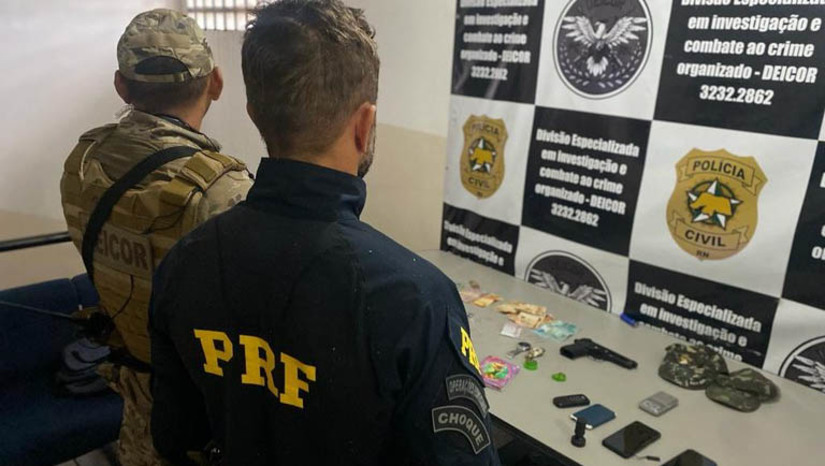 Imagem 1 - PC desarticula quadrilha especializada em roubos a cofres de postos de combustíveis no RN. A operação conjunta, deflagrada pela Deicor, em parceria com delegacias do estado e PRF, cumpriu 17 mandados de busca e apreensão e 10 mandados de prisão preventiva, todos em desfavor de integrantes e familiares dos envolvidos nas explosões de cofres de postos de combustíveis. A organização criminosa vem sendo investigada desde o início do ano, quando explodiram o cofre de um posto de combustíveis, na Cidade de Riachuelo, no dia 31 de janeiro. O grupo é responsável por 22 ações criminosas, trazendo o terror para os clientes e funcionários, além de um grande prejuízo financeiro para os proprietários. Imagem 1 - PC desarticula quadrilha especializada em roubos a cofres de postos de combustíveis no RN. A operação conjunta, deflagrada pela Deicor, em parceria com delegacias do estado e PRF, cumpriu 17 mandados de busca e apreensão e 10 mandados de prisão preventiva, todos em desfavor de integrantes e familiares dos envolvidos nas explosões de cofres de postos de combustíveis. A organização criminosa vem sendo investigada desde o início do ano, quando explodiram o cofre de um posto de combustíveis, na Cidade de Riachuelo, no dia 31 de janeiro. O grupo é responsável por 22 ações criminosas, trazendo o terror para os clientes e funcionários, além de um grande prejuízo financeiro para os proprietários.