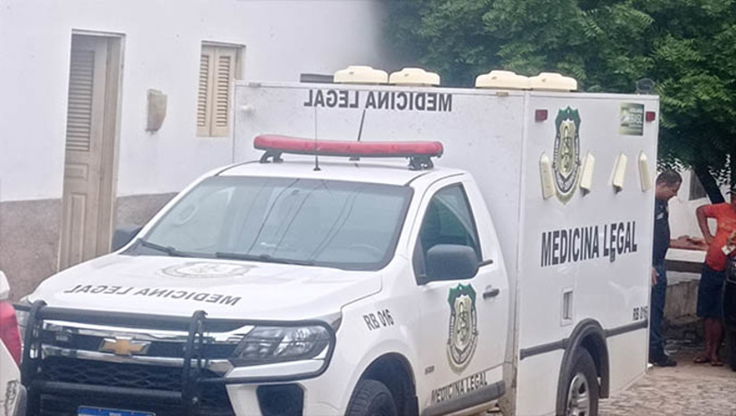 Imagem 1 - Ataque aconteceu durante a madrugada deste sábado, dia 12 de novembro, no centro da cidade de Taboleiro Grande. As vítimas são a dona-de-casa Vaninha, a filha dela Ana e o genro Adriano. Uma quarta pessoa que estava na casa, conseguiu fugir dos assassinos. Após o ataque, a PM ainda chegou a perseguir os assassinos em fuga numa Bros, porém os perderam quando eles abandonaram o veículo e entraram no mato. O caso deve ser investigado pela Polícia Civil de Portalegre. Imagem 1 - Ataque aconteceu durante a madrugada deste sábado, dia 12 de novembro, no centro da cidade de Taboleiro Grande. As vítimas são a dona-de-casa Vaninha, a filha dela Ana e o genro Adriano. Uma quarta pessoa que estava na casa, conseguiu fugir dos assassinos. Após o ataque, a PM ainda chegou a perseguir os assassinos em fuga numa Bros, porém os perderam quando eles abandonaram o veículo e entraram no mato. O caso deve ser investigado pela Polícia Civil de Portalegre.
