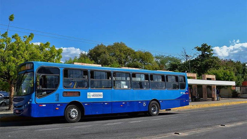 Imagem 1 -  “Estamos garantindo ônibus gratuito com linhas especiais para os nossos estudantes irem até o local de prova e retornarem para casa com facilidade e segurança. Mais uma ação que envolve a nossa política de investimento em educação, iniciativa do Programa Mossoró Cidade Educação, que lançamos essa semana”, destacou o Prefeito de Mossoró, Allyson Bezerra.  Para utilização do transporte de forma gratuita, os estudantes devem apresentar o Cartão de Inscrição do Enem e documento oficial com foto.