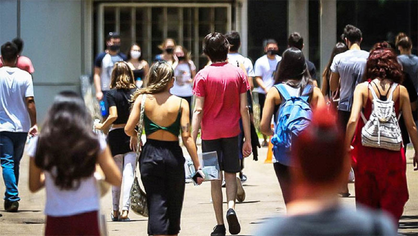 Imagem 1 -  Mais de 65 mil inscritos compareceram ao 1º dia de Enem no RN; em todo o país foram mais de 2,4 milhões.  O número corresponde aos inscritos nas duas versões do exame (impressa e digital). Entre os presentes no Rio Grande do Norte, 64.598 realizaram as provas em papel, e 809 no computador. Os dados são preliminares, tendo em vista que os números conclusivos dependem da apuração definitiva do consórcio aplicador. Os participantes realizaram provas de linguagens, códigos e suas tecnologias, ciências humanas e suas tecnologias, além da redação. O exame continuará no próximo domingo, 20 de novembro, quando será a vez de resolver itens de ciências da natureza e suas tecnologias, e matemática e suas tecnologias. O Inep divulgará os gabaritos até o dia 23 deste mês, conforme previsto em edital. 