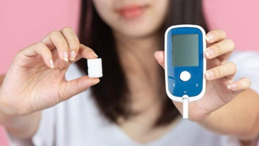 Imagem 1 -  Médico destaca a importância de manter um estilo de vida saudável para prevenir a diabetes . De acordo com o médico Ricardo Bezerra, coordenador de Inteligência em Saúde do Hapvida NotreDame Intermédica, a doença é provocada pelo acúmulo de açúcar no sangue: "Um açúcar que por estar em quantidade tão alta que o corpo não consegue metabolizar e vai se depositando no organismo e causando danos que, no começo, são quase imperceptíveis". Ricardo alerta que, por cerca de dez anos, as consequências são imperceptíveis, até o surgimento de sintomas que levam ao diagnóstico. 