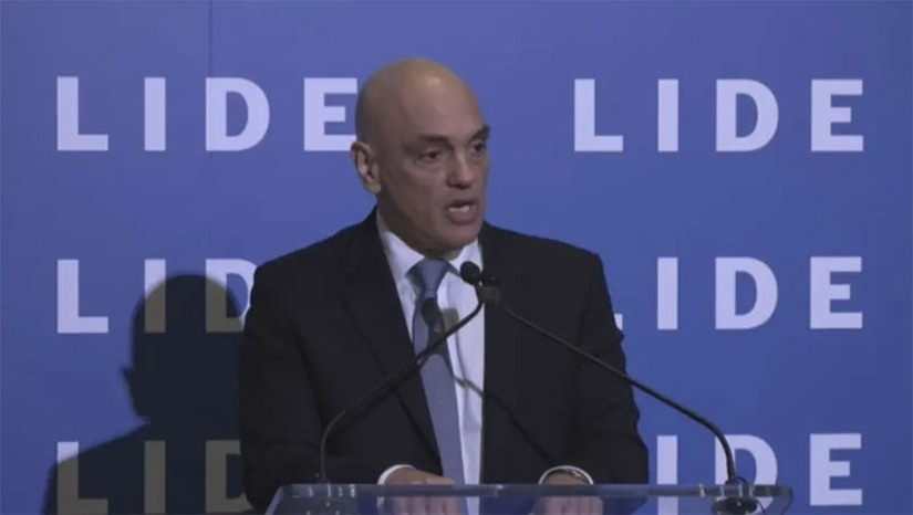Imagem 1 -  “Não é possível que as milícias digitais possam atacar impunemente sem que haja uma responsabilização”. O ministro Alexandre de Moraes discursou no Lide Brazil Conference, em Nova York, nesta segunda-feira (14) e afirmou que a democracia brasileira está sendo corroída pela desinformação. Em analogia às empresas privadas, Moraes afirmou que “nenhuma delas resistiria a campanhas de desinformação e ataques como houve e vêm ocorrendo em relação ao poder Judiciário”. Dias Toffoli, Ricardo Lewandowski, Roberto Barroso e Gilmar Mendes também discursaram no Lide.