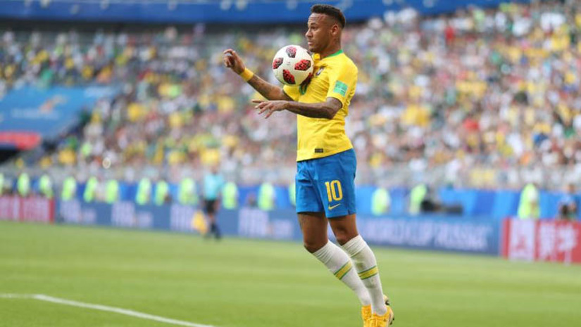 Imagem 1 -  Copa de 2022 pode ser a última de Neymar como grande estrela da seleção. Com 30 anos de idade, o jogador do PSG (França) tem possibilidades reais de entrar em campo para defender o Brasil em outro Mundial, mas provavelmente como coadjuvante de uma seleção que passa por um processo de renovação acelerado e que em um futuro próximo pode ter nomes como Vinícius Júnior, Rodrygo e Lucas Paquetá no papel de grande estrela. No mundial de 2022, a seleção brasileira irá estrear no próximo dia 24, em jogo às 16h, contra a seleção da Sérvia.
