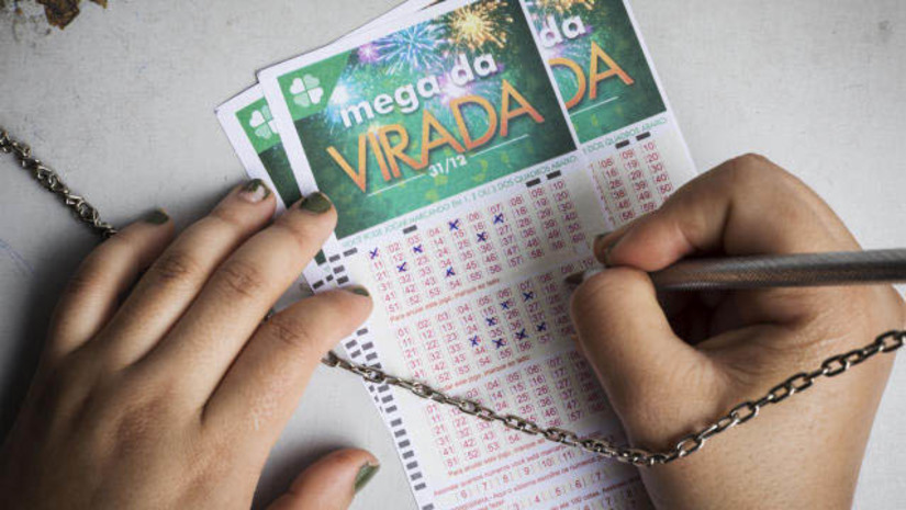 Imagem 1 -  Com maior prêmio da história das Loterias Caixa, aposta na Mega da Virada já podem ser realizadas. As apostas no concurso especial 2.550 foram iniciadas nesta quarta-feira (16). As apostas devem ser feitas com volante específico da Mega da Virada em qualquer lotérica do país, além do app Loterias CAIXA, disponível para iOS e Android, e do Portal Loterias CAIXA. O prêmio não acumula. Caso apenas haja apenas um ganhador e este aplique todo o valor na Poupança da CAIXA, receberá R$ 2,7 milhões no primeiro mês. O dinheiro do prêmio é suficiente para comprar 50 mansões, no valor de R$ 9 milhões cada.