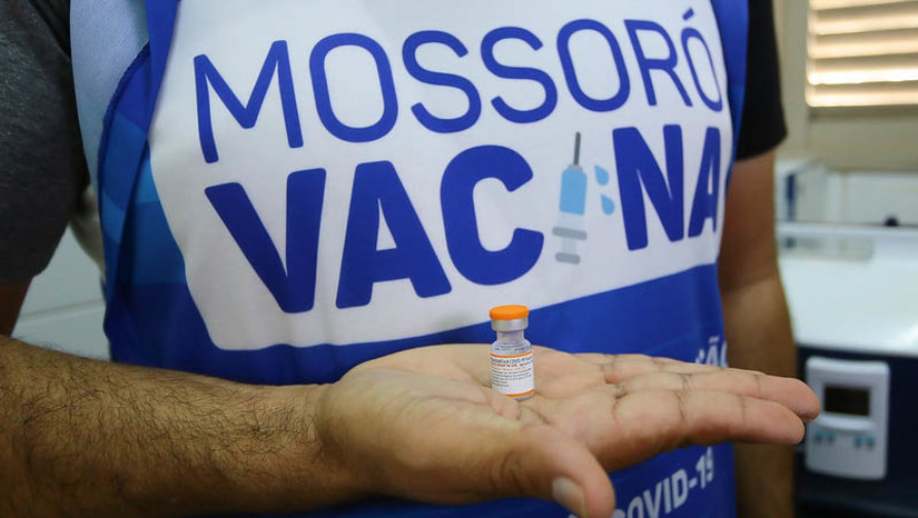 Imagem 1 -  5ª dose da vacina contra a Covid-19 já está disponível em Mossoró para o público 60+. A aplicação da terceira dose de reforço ocorre nas Unidades Básicas de Saúde (UBSs). A medida segue recomendação da Secretaria de Estado da Saúde Pública (Sesap) e Comitê de Especialistas por conta da identificação de uma nova variante no País (BQ.1). Alguns estados já apresentam aumento no número de casos. Atualmente, Mossoró soma 123.299 pessoas que estão em condição de atraso com esses imunizantes.
