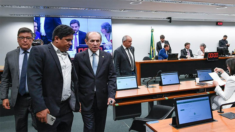 Imagem 1 - Orçamento para 2023 já recebeu propostas de emendas de despesas que somam R$ 234,3 bilhões. É o que aponta um informativo conjunto elaborado pelas Consultorias de Orçamento do Senado e da Câmara dos Deputados. O prazo para apresentação de emendas à proposta orçamentária para 2023 terminou na última segunda-feira (14). As sugestões de despesa serão analisadas agora pela Comissão Mista de Orçamento (CMO). O relator-geral do PLN 32/2022, senador Marcelo Castro (MDB-PI), deve apresentar um relatório preliminar na sexta-feira (18). Imagem 1 - Orçamento para 2023 já recebeu propostas de emendas de despesas que somam R$ 234,3 bilhões. É o que aponta um informativo conjunto elaborado pelas Consultorias de Orçamento do Senado e da Câmara dos Deputados. O prazo para apresentação de emendas à proposta orçamentária para 2023 terminou na última segunda-feira (14). As sugestões de despesa serão analisadas agora pela Comissão Mista de Orçamento (CMO). O relator-geral do PLN 32/2022, senador Marcelo Castro (MDB-PI), deve apresentar um relatório preliminar na sexta-feira (18).