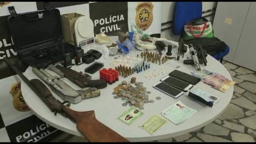 Imagem 1 -  PC prende suspeito de tráfico e apreende armas e drogas na Alameda do Cajueiros, em Mossoró. A ação aconteceu na manhã desta quarta-feira (16). Na residência de Sennick Braienson Tenório Ribeiro, de 25 anos, a equipe da Delegacia Especializada em Narcóticos (Denarc)  foram apreendidos três revólveres, uma pistola e três espingardas calibre 12 caseiras, munições, além de maconha, crack, cocaína, e THC. Também foram apreendidos dinheiro fracionado, balança de precisão e rádios de comunicação.