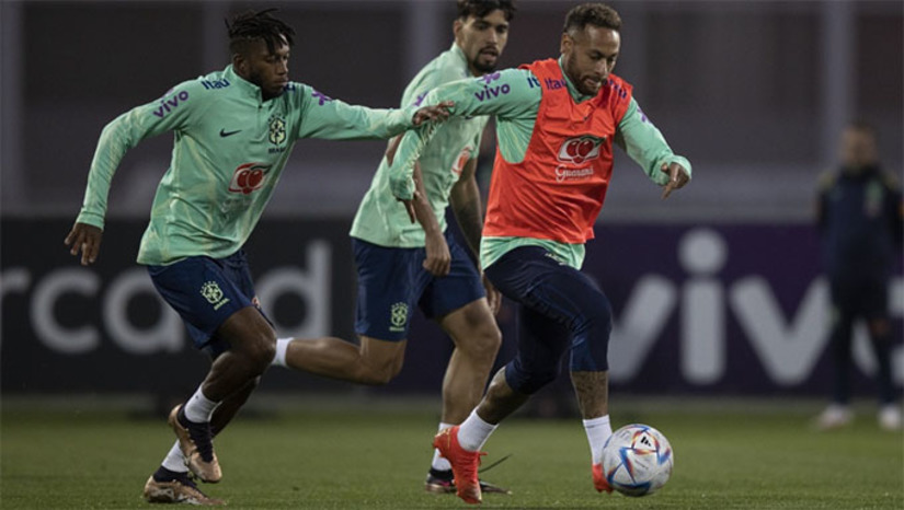 Imagem 1 - Os 26 jogadores convocados já estão treinando no Centro de Treinamento (CT) da Juventus, em Turim, na Itália. A comissão técnica desembarcou em Turim na noite de sábado (12), junto com o goleiro Weverton (Palmeiras), o meia Everton Ribeiro e o atacante Pedro - ambos do Flamengo. No dia 14 chegou o restante dos convocados, inclusive do futebol Inglês. A selecionado de Tite embarca para o Qatar no dia 19. No dia seguinte acompanham a abertura da Copa e no dia 24 estreia contra a Sérvia, em jogo previsto para as 16 horas, horário de Brasília. Imagem 1 - Os 26 jogadores convocados já estão treinando no Centro de Treinamento (CT) da Juventus, em Turim, na Itália. A comissão técnica desembarcou em Turim na noite de sábado (12), junto com o goleiro Weverton (Palmeiras), o meia Everton Ribeiro e o atacante Pedro - ambos do Flamengo. No dia 14 chegou o restante dos convocados, inclusive do futebol Inglês. A selecionado de Tite embarca para o Qatar no dia 19. No dia seguinte acompanham a abertura da Copa e no dia 24 estreia contra a Sérvia, em jogo previsto para as 16 horas, horário de Brasília.