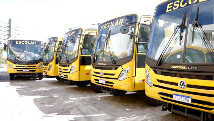 Imagem 1 -  Governo do RN adquire 86 novos ônibus e amplia frota do transporte escolar. Os veículos representam um investimento de R$ 29,4 milhões e farão parte da frota que beneficia, diariamente, mais de 57 mil estudantes. Os novos ônibus fortalecerão as linhas e rotas administradas pelas prefeituras, dentro do regime de colaboração entre Estado e municípios estabelecido pelo Programa Estadual de Transporte Escolar (PETERN), e os itinerários em Natal, Mossoró e Pau dos Ferros administrados diretamente pela Secretaria de Estado da Educação, da Cultura, do Esporte e do Lazer (SEEC).