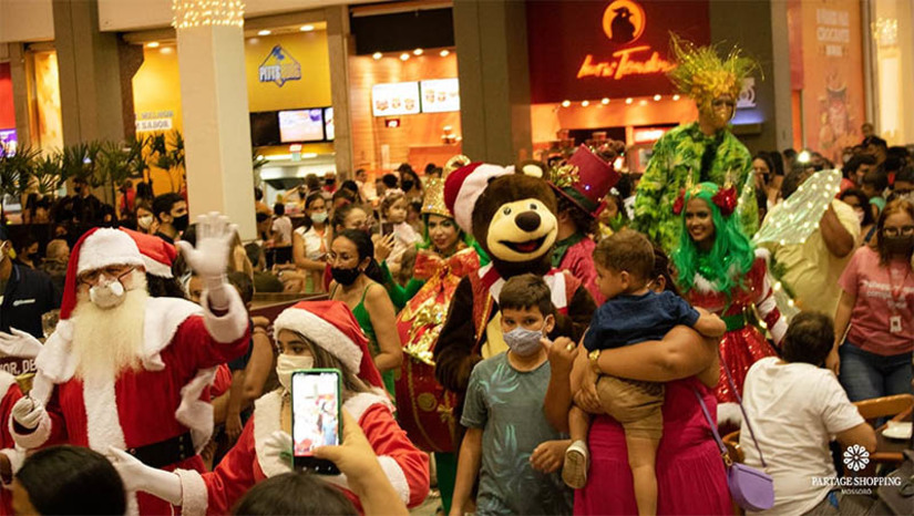 Imagem 1 - Partage Shopping Mossoró recebe Papai Noel com o tema "Fábrica de Biscoitos'', nesta sexta (19). A programação, voltada ao público geral, começa a partir das 16h e contará com apresentação do coral da Escola de Artes de Mossoró, sob a direção da cantora Nataly Vox e show da turminha do Noel com a presença das assistentes de Papai Noel, as Noeletes, do anjinho, artistas em pernas de pau, cozinheiro e o divertido biscoito. Também haverá a apresentação da Orquestra de violões UERN AÇÃO/Projeto Esperança sob a coordenação de Haissa Hussemânia. Imagem 1 - Partage Shopping Mossoró recebe Papai Noel com o tema "Fábrica de Biscoitos'', nesta sexta (19). A programação, voltada ao público geral, começa a partir das 16h e contará com apresentação do coral da Escola de Artes de Mossoró, sob a direção da cantora Nataly Vox e show da turminha do Noel com a presença das assistentes de Papai Noel, as Noeletes, do anjinho, artistas em pernas de pau, cozinheiro e o divertido biscoito. Também haverá a apresentação da Orquestra de violões UERN AÇÃO/Projeto Esperança sob a coordenação de Haissa Hussemânia.