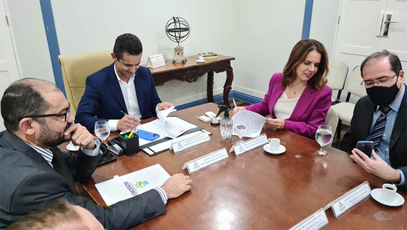 Imagem 1 -  MPRN e Prefeitura firma acordo para implantação do Projeto Família Acolhedoras. O acordo foi assinado nesta quarta-feira (16). O objetivo do serviço é acolher crianças e adolescentes entre 0 e 18 anos incompletos, de ambos os sexos, em regime excepcional e provisório, afastados do convívio familiar por meio de medida protetiva. A bolsa-auxílio será custeada mediante os recursos alocados ao Fundo da Infância e Adolescência (FIA), tendo ainda o MPRN se comprometido a defender tal aplicação junto ao Conselho Municipal dos Direitos da Criança e do Adolescente.