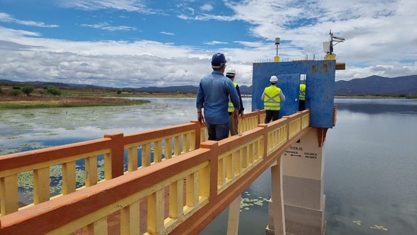 Imagem 1 - Missão Banco Mundial avalia obras da barragem de Lucrécia; previsão é conclusão até dezembro. Uma comitiva do Banco Mundial, por meio do qual foi viabilizado o empréstimo para realização da obra, e equipes do Governo Cidadão realizaram uma visita técnica para avaliar o andamento das obras. A equipe do Banco gostou do que viu. Especialista em segurança hídrica, Augusto Mendonça elogiou a qualidade da obra realizada e as ações desenvolvidas pelo Governo do Estado. “Ficamos felizes com o que vimos, porque quase todo o cronograma de ações foi cumprido. Vamos continuar com o monitoramento semanal do volume e dar andamento às iniciativas restantes do PAE”, pontuou. Imagem 1 - Missão Banco Mundial avalia obras da barragem de Lucrécia; previsão é conclusão até dezembro. Uma comitiva do Banco Mundial, por meio do qual foi viabilizado o empréstimo para realização da obra, e equipes do Governo Cidadão realizaram uma visita técnica para avaliar o andamento das obras. A equipe do Banco gostou do que viu. Especialista em segurança hídrica, Augusto Mendonça elogiou a qualidade da obra realizada e as ações desenvolvidas pelo Governo do Estado. “Ficamos felizes com o que vimos, porque quase todo o cronograma de ações foi cumprido. Vamos continuar com o monitoramento semanal do volume e dar andamento às iniciativas restantes do PAE”, pontuou.
