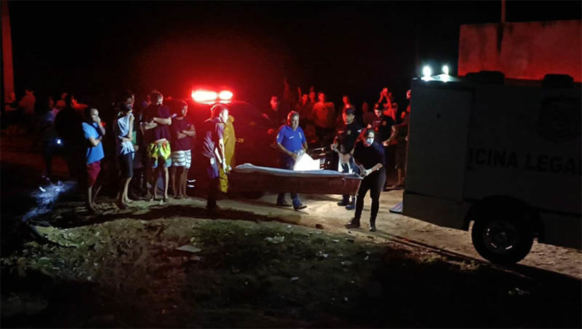 Imagem 1 - Corpo é encontrado preso a vegetação em canal do município de Grossos. O caso aconteceu na noite desta quinta-feira (17). A equipe da Delegacia de Plantão de Mossoró foi acionada por volta das 21h, com informações de que populares haviam encontrado um corpo boiando, em um canal que leva água às salinas. Os bombeiros também precisaram ser acionados, para tirar o corpo da água, visto que se encontrava em um local de difícil acesso. Devido ao avançado estado de decomposição, não foi possível identificar a vítima e nem a causa da morte, que só serão realizadas após exames mais detalhados na sede do Itep. Imagem 1 - Corpo é encontrado preso a vegetação em canal do município de Grossos. O caso aconteceu na noite desta quinta-feira (17). A equipe da Delegacia de Plantão de Mossoró foi acionada por volta das 21h, com informações de que populares haviam encontrado um corpo boiando, em um canal que leva água às salinas. Os bombeiros também precisaram ser acionados, para tirar o corpo da água, visto que se encontrava em um local de difícil acesso. Devido ao avançado estado de decomposição, não foi possível identificar a vítima e nem a causa da morte, que só serão realizadas após exames mais detalhados na sede do Itep.