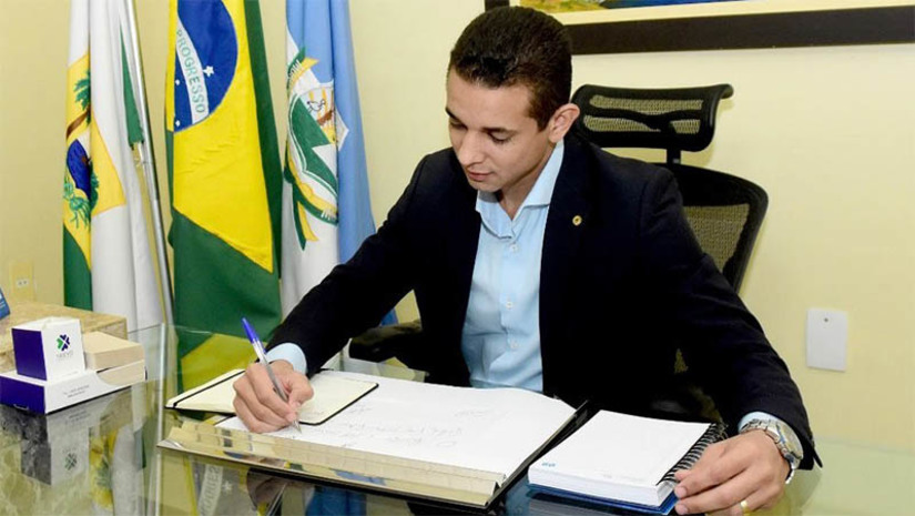 Imagem 1 -  Allyson vai à Brasília tratar de projetos, programas e obras para Mossoró. O prefeito cumpre agenda na capital federal dos dias 21 a 24 de novembro. "Levaremos pautas importantes e encaminhamentos para diversas áreas, como infraestrutura", pontuou o gestor. Entre os assuntos a serem tratados pelo chefe do executivo mossoroense em Brasília, está o projeto da obra do Anel Viário de Mossoró, que ligará às BRs 110 a 304.