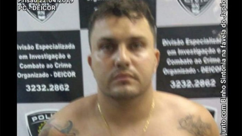 Imagem 1 - A prisão aconteceu através de uma ação integrada pela Força-Tarefa SUSP Mossoró, que contou com apoio fundamental do Gise Facções/SP, Rota/SP e da Divisão Especializada em Investigação e Combate ao Crime Organizado – DEICOR/RN. Esta Força Tarefa já prendeu vários bandidos perigosos. Wygliff Oliveira, de 27 anos, preso na manhã deste sábado é considerado um dos homens mais perigosos do RN. Estava foragido há vários meses e agora deve retornar para responder pelo assassinato do sargento PM Oseas. Imagem 1 - A prisão aconteceu através de uma ação integrada pela Força-Tarefa SUSP Mossoró, que contou com apoio fundamental do Gise Facções/SP, Rota/SP e da Divisão Especializada em Investigação e Combate ao Crime Organizado – DEICOR/RN. Esta Força Tarefa já prendeu vários bandidos perigosos. Wygliff Oliveira, de 27 anos, preso na manhã deste sábado é considerado um dos homens mais perigosos do RN. Estava foragido há vários meses e agora deve retornar para responder pelo assassinato do sargento PM Oseas.