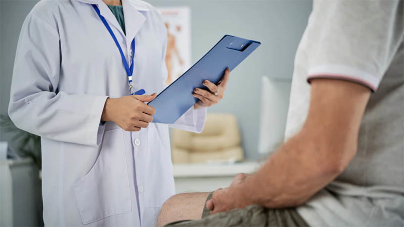 Imagem 1 - Homens com histórico familiar de câncer de próstata têm três vezes mais chances de adquirirem a doença . O câncer de próstata é responsável por 10% de todas as mortes provocadas por câncer em pacientes do sexo masculino no país. No Rio Grande do Norte, a projeção é que sejam registrados 1.570 novos diagnósticos positivos para a doença em 2022. Apesar de não ter causas bem esclarecidas, de acordo com o urologista do Hapvida Notredame Intermédica Felipe Melo, a história da família é um risco bem estabelecido para o desenvolvimento da doença. Imagem 1 - Homens com histórico familiar de câncer de próstata têm três vezes mais chances de adquirirem a doença . O câncer de próstata é responsável por 10% de todas as mortes provocadas por câncer em pacientes do sexo masculino no país. No Rio Grande do Norte, a projeção é que sejam registrados 1.570 novos diagnósticos positivos para a doença em 2022. Apesar de não ter causas bem esclarecidas, de acordo com o urologista do Hapvida Notredame Intermédica Felipe Melo, a história da família é um risco bem estabelecido para o desenvolvimento da doença.