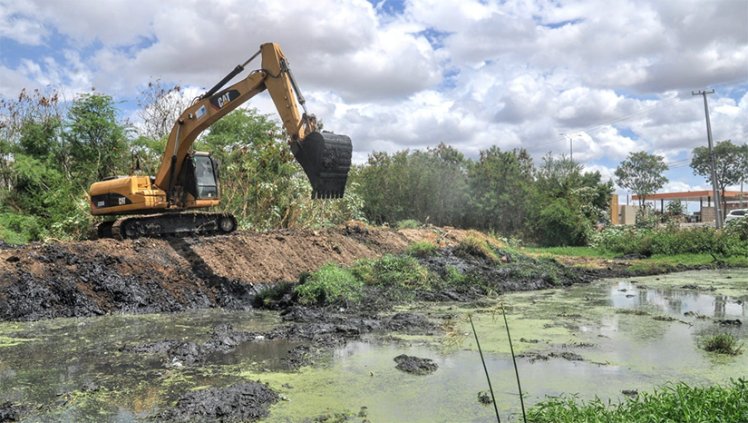 Imagem 1 - O trabalho de limpeza é realizado constantemente pela administração pública municipal, porém nesta época do ano ganha reforço com a proximidade do período chuvoso. São importantes intervenções de prevenção para evitar transtornos à população com a chegada das chuvas. O mutirão contempla bairros nos quatro cantos da cidade. Na semana passada a equipe da Seimurb promoveu serviços de limpeza urbana no bairro Paredões, em córrego localizado nas proximidades da rua Anatália de Melo Alves, zona Norte. Imagem 1 - O trabalho de limpeza é realizado constantemente pela administração pública municipal, porém nesta época do ano ganha reforço com a proximidade do período chuvoso. São importantes intervenções de prevenção para evitar transtornos à população com a chegada das chuvas. O mutirão contempla bairros nos quatro cantos da cidade. Na semana passada a equipe da Seimurb promoveu serviços de limpeza urbana no bairro Paredões, em córrego localizado nas proximidades da rua Anatália de Melo Alves, zona Norte.