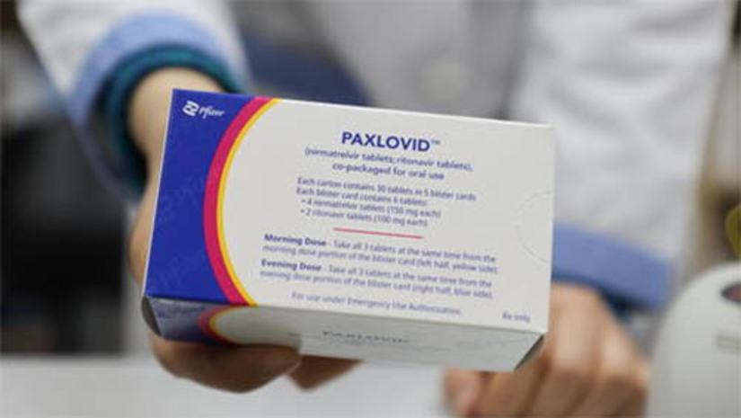 Imagem 1 - Anvisa autoriza venda em farmácias do Paxlovid, medicamento utilizado no tratamento da Covid-19. A decisão, tomada nesta segunda-feira (21) pela Diretoria Colegiada da Anvisa, autoriza o fornecimento do medicamento, produzido pela Pfizer, para o mercado privado, com a rotulagem e bula em português de Portugal e em espanhol. Os diretores também aprovaram a ampliação da validade do medicamento de 12 meses para 18 meses. A venda em farmácias deve ser feita sob prescrição médica, com dispensação e orientação pelo farmacêutico ao paciente sobre o uso correto do medicamento. A autorização da Anvisa prevê ainda que o fabricante deve manter e priorizar o abastecimento para o programa do Sistema Único de Saúde (SUS). Imagem 1 - Anvisa autoriza venda em farmácias do Paxlovid, medicamento utilizado no tratamento da Covid-19. A decisão, tomada nesta segunda-feira (21) pela Diretoria Colegiada da Anvisa, autoriza o fornecimento do medicamento, produzido pela Pfizer, para o mercado privado, com a rotulagem e bula em português de Portugal e em espanhol. Os diretores também aprovaram a ampliação da validade do medicamento de 12 meses para 18 meses. A venda em farmácias deve ser feita sob prescrição médica, com dispensação e orientação pelo farmacêutico ao paciente sobre o uso correto do medicamento. A autorização da Anvisa prevê ainda que o fabricante deve manter e priorizar o abastecimento para o programa do Sistema Único de Saúde (SUS).