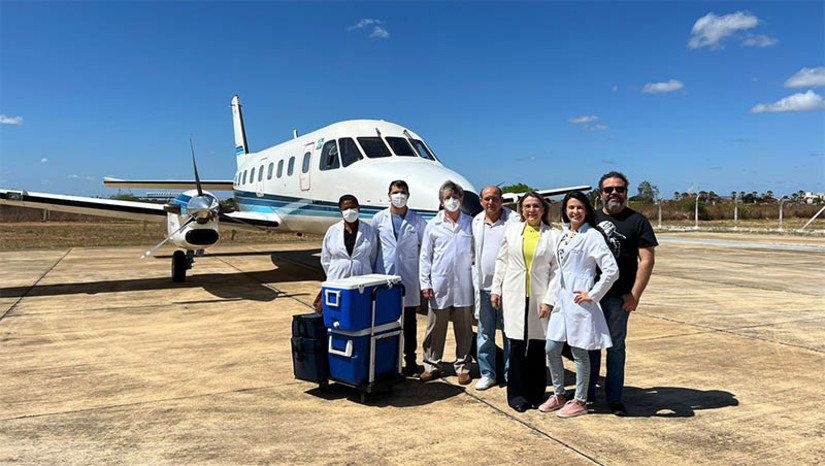 Imagem 1 - HRTM realiza a décima captação de órgãos para transplante no ano de 2022. A equipe de profissionais responsáveis pela captação chegou ao aeroporto de Mossoró por volta das 9h30 desta terça-feira (22). Neste procedimento serão captados o fígado e os rins, que serão destinados para transplante em Recife/PE, e as córneas, que seguem para Natal. A previsão de conclusão da captação é 14h. Imagem 1 - HRTM realiza a décima captação de órgãos para transplante no ano de 2022. A equipe de profissionais responsáveis pela captação chegou ao aeroporto de Mossoró por volta das 9h30 desta terça-feira (22). Neste procedimento serão captados o fígado e os rins, que serão destinados para transplante em Recife/PE, e as córneas, que seguem para Natal. A previsão de conclusão da captação é 14h.