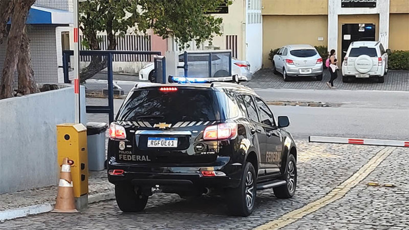 Imagem 1 -  PF deflagra Operação contra o abuso sexual infantil; 3 madados de prisão são cumpridos  em Mossoró. A operação tem o objetivo de cumprir mandados de prisão decorrentes de decisões judiciais condenatórias por crimes relacionados ao abuso sexual infantil em todo o país. As ações da Operação tiveram início em agosto, com cumprimento de mandados de prisão de criminosos que já constavam do Banco Nacional de Monitoramento de Prisões (BNMP), mas ainda estavam em liberdade. Nesta terça, apenas no RN, foram cumpridos 26 mandados de prisão, sendo 11 pela Superintendência da PF em Natal, 3 pela Delegacia em Mossoró e outros 12 contra acusados que já se encontravam encarcerados no Sistema Prisional do estado.