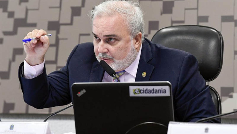 Imagem 1 -  Jean diz que a Petrobras deve suspender venda de ativo até conclusão da mudança de governo. O senador, que foi indicado pelo governo de transição para conduzir os trabalhos do subgrupo de petróleo, gás natural e biocombustíveis, concedeu coletiva após encontro com o Ministro de Minas e Energia, Adolfo Sachsida. Segundo ele, há a preocupação de que seja dado seguimento à venda de refinaria, gasodutos, "pequenas sedes" da Petrobras localizadas em diferentes regiões. No entanto, afirmou que o ministro se comprometeu a sustar ou suspender qualquer decisão de caráter estrutural e estratégico até a mudança de governo.